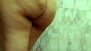 Prelepa lepotica sa velikim sisama žudi za ogromnim kurcem u vrelom hindi kupatilu. Solo debela akcija čeka.