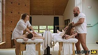 Daddy4K Pijatan Penuh Nafsu Berubah Jadi Selingkuh dengan Pacar Anak di Permainan Tua Muda