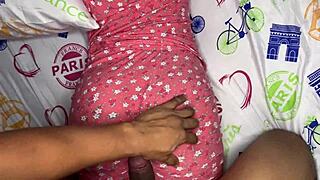 Cara, não paro de olhar pra bunda grande e sexy da minha enteada de 18 anos!