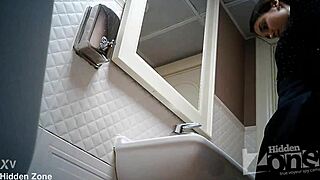 Rejtett kamera kapja a gőzös akciót a bár vécéfülkében