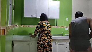 Утешаю мачеху на кухне, трахаю ее жестко своим огромным членом!