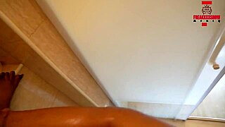 Domácí chlapec šuká paní po celém prázdném domě