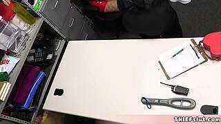 MILF busty polițistă de mall prinde o tânără 18+ drăguță furând din magazin cosplay și o face să plătească dur