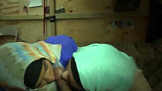 Молодая арабка в форме шалит на чердаке