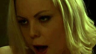 Дълбоко пръстене на путка и триене на крак на лесбийска робиня!