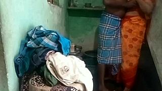 Tante Desi baise fort dans salle de bain avec grosse bite