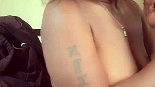 Stiefzus speelt met stiefbroer en neef