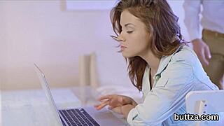 Όμορφη σφιχτή κοπέλα παίρνει δυνατά τη χυμώδη πούτσα της