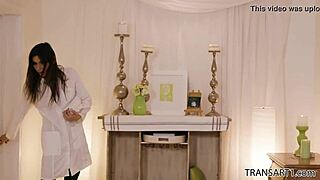 कोर्रा डेल रियो क्यूट गाय को मसाज करती है फिर वाइल्ड एक्शन!