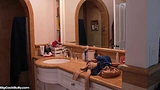 بلوند كبيرة الثدي كيت دي تتحدى زوج رئيسها المتنمر