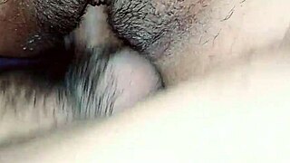 गर्म रोमांटिक चूत चाटना बड़े टिट्स और बालों वाली चूत के साथ मॉन्स्टर लंड पर