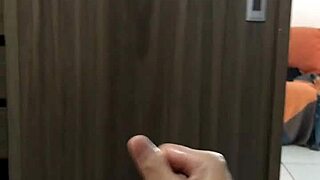 Masturbándome y corriéndome deliciosamente con amateurs calientes en acción de corrida sola