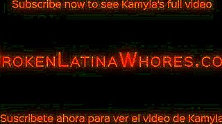 Ε, θέλεις να δεις την αδύνατη Λατίνα Kamyla να παίρνει δύο σκληρούς πουστάδες;