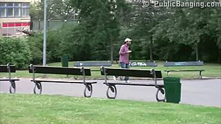 Νεαρή γλυκιά κοπέλα 18+ γαμήθηκε σε δημόσιο δρόμο τριάδα