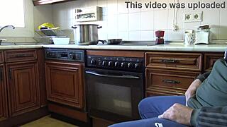 Rizikové domáce sex s mojou nadržanou nevlastnou sestrou v tajnosti