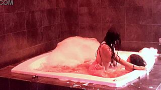 ホットなアマチュアがジャグジーで大きなおっぱいを舐める