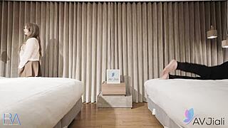 Seky taiwanská gazdiná Yuli dostáva párovú masáž. Žobroní svojmu masérovi, aby ju vyseril jej horúcu čínsku piču v 4K necenzurovanom.