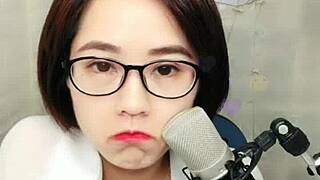 สาวสวยแว่นผมสั้นไลฟ์สดโมเมนต์เซ็กซี่บนอัพไลฟ์