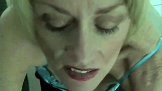 Yo, check das schlampige Milf gibt amateur Blowjob!