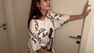 Ей, хванах мащехата с дебел кур и тя ме накара да й смучкам спермата