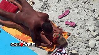 Voyeur sur la plage, sugardaddy ! Détendu avec une chaude ado blonde 18+ qui montre ses petits seins bronzés