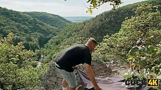 Mari regarde sa femme baisée par deux grosses bites en forêt