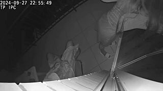 Vrouw bedriegt en ramt hard met vriend op hotel balkon