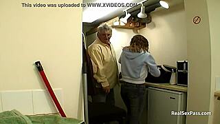 Беше нервна за първия си път в британско порно кастинг