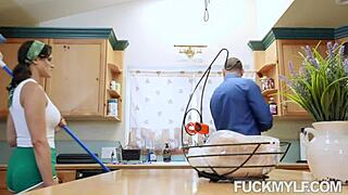 Hé, devine qui a appelé la femme de ménage Penny Barber aujourd'hui !