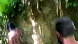 Afrikanskt par går in på stigen för snabbknull på stranden med avsugning och orgasm