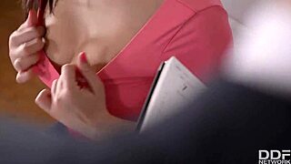 Хей, бейби, гледай как блъскам големите цици на Nekane силно в офиса!