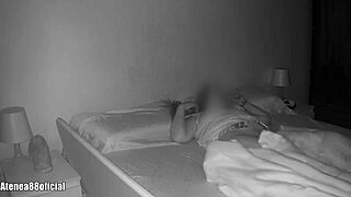 Hú, poltergeist leselkedik egy lányra egyedül a hálószobában—totális paranormális őrület!