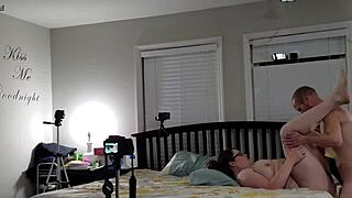 Esposa BBW com Peitos Enormes Leva Pau e Goza na Barriga