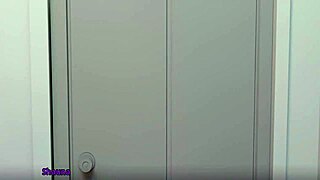 Yo, nézd minket döngetni ezt a transz csaj szűk seggét egy vad gangbangban...