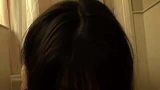 Ragazza Giapponese Carina 18+ Stupisce nel Costume da Bagno Stretto