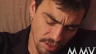 ब्रूनेट बिच दो लंड हैंडल करती है, मैसी फेशियल फिनिश के साथ