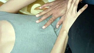 Štíhla Indka tvrdo šukaná veľkým desi kokotom