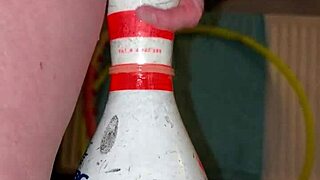 保龄球瓶插入让我喷水高潮的极端德国熟女玩具玩法