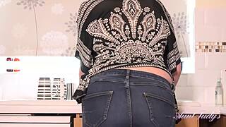 Hey, schau 44-jährige MILF Jenny gibt heißes JOI in der Küche