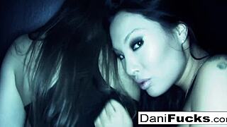 Dani Első Anális Menete a Barna Leszbikus Partnerével