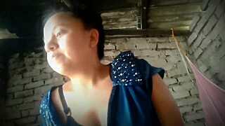 इंडियन 18+ युवा लड़की घरेलू डॉगी स्टाइल के लिए झुक गई