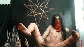 Târfă ladyboy întinde analul cu dildo-uri mari într-o afișare nerușinată de acțiune brută