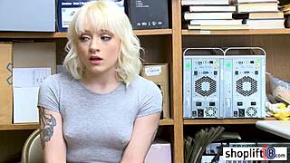 Forró szőke kis 18+ cicis tini lebukik rossz zsarunál munkahelyen