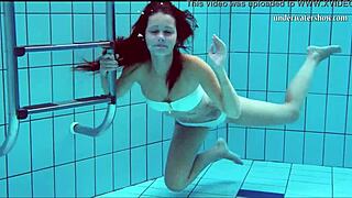 Forró cicik és borotvált punci csillog víz alatt