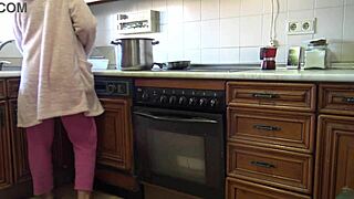 Verdammt, riskantes hausgemachtes Ficken mit meiner geilen Stiefschwester, so knapp! 😅