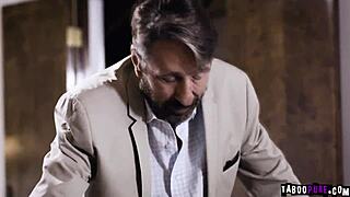 Uau! Adolescentes Emily Willis e Naomi Swan desejam ménage selvagem com padrasto Steve Holmes!