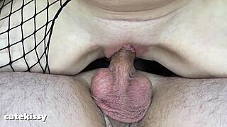 Jag är besatt av hennes saftiga tatuerade kropp i reverse cowgirl. Den creampie-avslutningen gör mig galen!