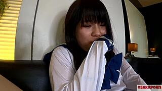 Ensimmäinen suihkutus söpölle 18-vuotiaalle merimiescosplayssa