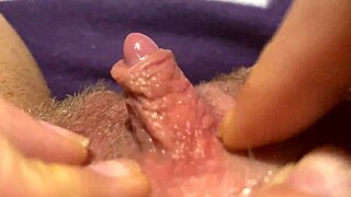 哇，看这个巨大阴蒂在极近距离POV高清中摩擦！