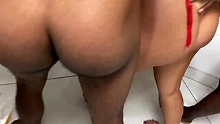 जवान लड़का को दो भाइयों ने डॉगीस्टाइल में झुकाया, पीओवी ओरल के बाद मुंह में कम